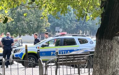  șoferiță agresivă sfidează traficul cu gesturi obscene și o cursă nebună, finalizată cu internare la Psihiatrie.