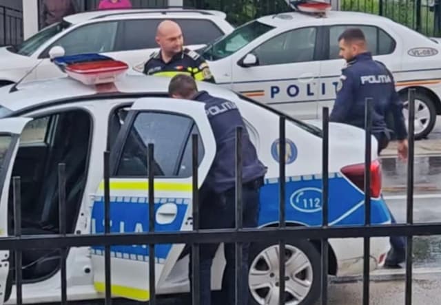 Drum blocat cu mobilă în Drăgoești, Vâlcea – Poliția reține doi indivizi pentru obstructarea căii publice