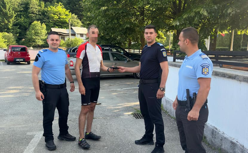 Jandarmii Montani din Voineasa Restituie Bunurile Pierdute unui Profesor Universitar din București - Poveste Încântătoare și Emoționantă cu Poze!