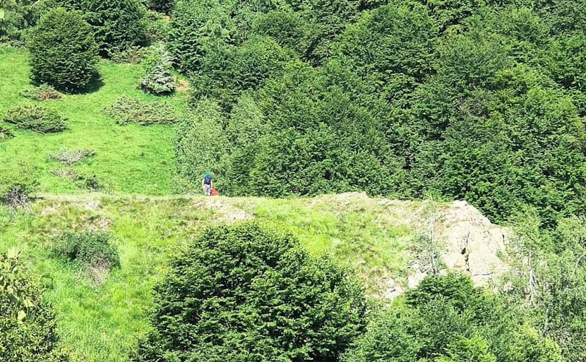  Salvamontiștii Salvează un Tânăr Rănit după o Cădere în Râpă la cota 1.200