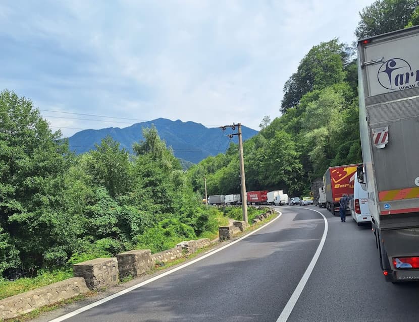 Atenție, șoferi din Vâlcea! Drumuri blocate temporar pe DN7 și DN67 începând cu 28 iulie 2025.