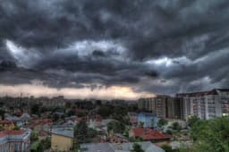 Cod portocaliu de averse torențiale în București până la 20:15