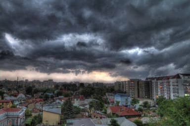 Cod portocaliu de averse torențiale în București până la 20:15