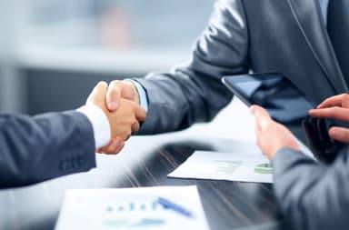 EXCLUSIV Agitație fără precedent în brokerajul de asigurări, cu zeci de mii de angajați și milioane de șoferi asigurați. Oferte în serie din afara țării și o mare surpriză de la firma fondată de Ion Țiriac