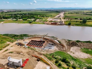 FOTO Calea ferată Caransebeș – Timișoara – Arad: Lotul 4, realizat în proporție de 15%. Se lucrează la podul peste Mureș