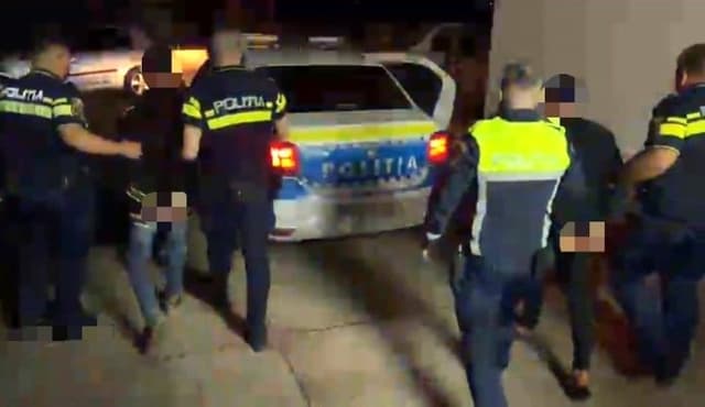  Masa și scaunele amplasate ilegal pe un drum județean din Vâlcea!