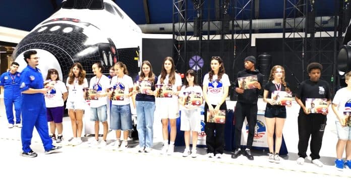 Elevi din Vâlcea testează simulatoare de zbor la Space Camp Izmir, datorită burselor NASA! Descoperă aventura tinerilor spre stele!