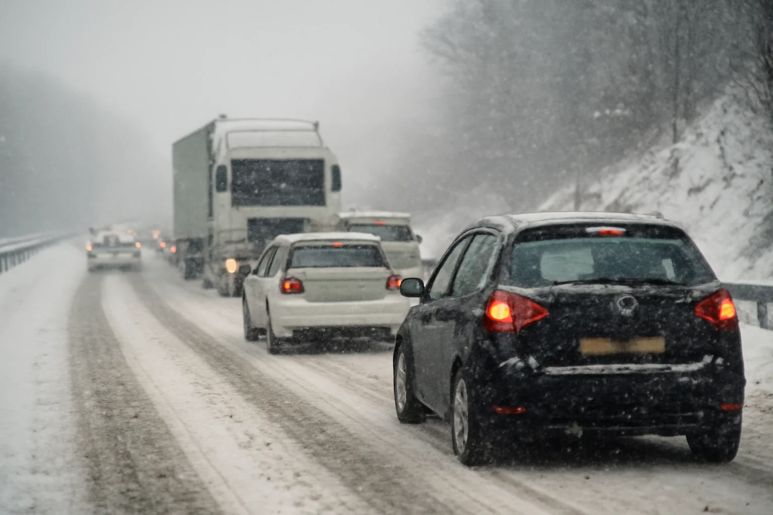 Trafic rutier îngreunat de ninsoare între Râmnicu Vâlcea și Sibiu și pe A1 Sibiu–Deva